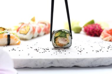 Tavuklu maki suşi, avokado, salatalık. Nori yosun bir rulo.