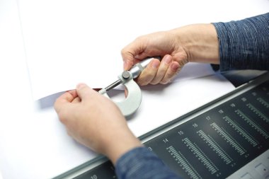 Yazıcı kağıdın ağırlığını ölçer.