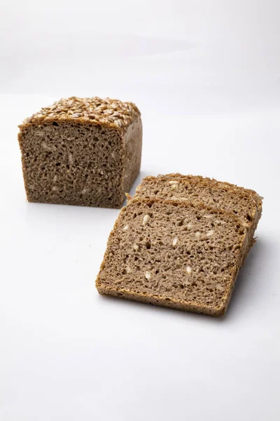 Pane con chicchi. Pane di segale tradizionale su sfondo bianco . — Foto Stock