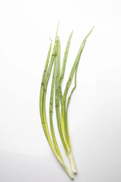 Schnittlauch, junge Zwiebel mit Schnittlauch auf weißem Hintergrund. — Stockfoto