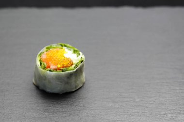 Suşi. Börek, somon ile suşi rulo, rucola, philadelphia peyniri.