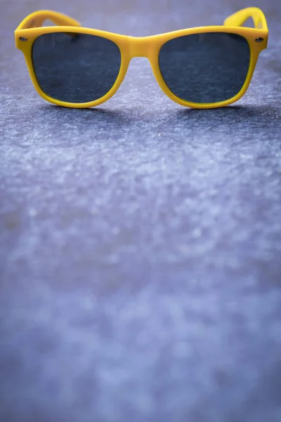Sunglasses in a yellow frame. A cheerful addition to the styling. — Stock Photo, Image