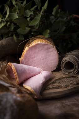 Füme jambon, geleneksel domuz sosisi. Geleneksel tarifi