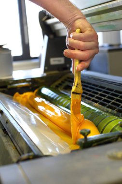 Yazıcı mürekkep mürekkepleri uygular. Yazdırma işlemi.