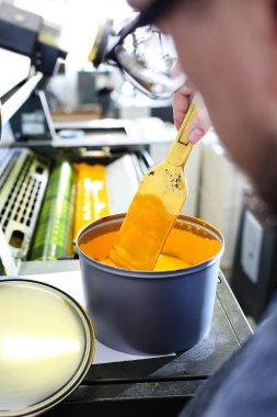 Baskı. Baskı makinesi. Yazıcı Mürekkep mürekkepleri uygular. Yazdırma işlemi.