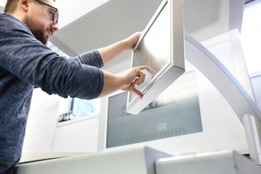 Yazıcı kontrol panelini destekler, yazdırma proces'ini denetler