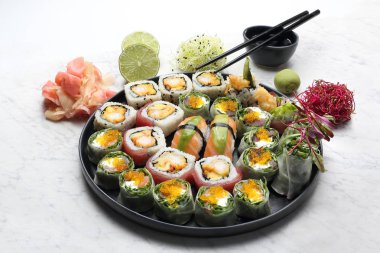Suşi. Taze, iştah açıcı suşi seti. Geleneksel Japon mutfağı
