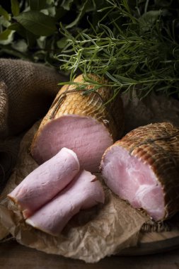 Geleneksel jambon. Kırsal iştah açıcı domuz sosisi. Geleneksel tarifi