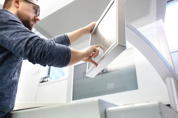 La stampante supporta il pannello di controllo, supervisiona i processi di stampa — Foto Stock