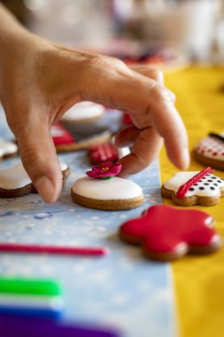 Buzlu, şeker kütlesi ile süslenmiş tatlı zencefilli çörekler.