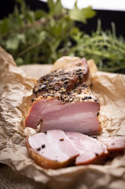 Otlar füme pastırma, geleneksel bir soğuk et tarifi,