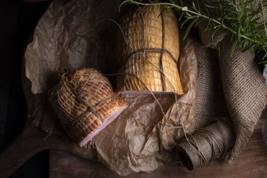 Kırsal domuz sosisi. Geleneksel jambon. Geleneksel tarifi