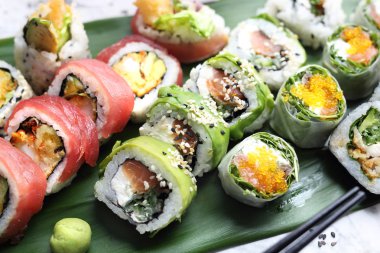 Suşi. Taze, iştah açıcı suşi seti. Geleneksel Japon mutfağı