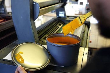 Baskı. Baskı makinesi. Yazıcı Mürekkep mürekkepleri uygular. Yazdırma işlemi.