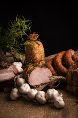 Taze sarımsak ve otlar ile bileşiminde duman ile füme et