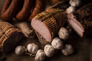 Geleneksel füme, taze sarımsak ve otlar ile bileşiminde sade sosis