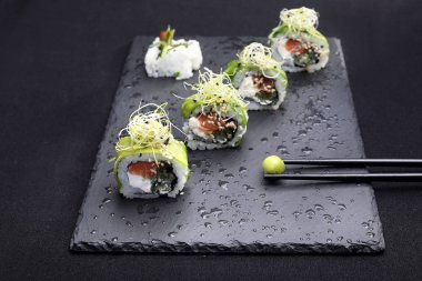 Suşi. Somon, salatalık, peynir, kampyo ve avokado dilimleri ile suşi rulo.