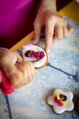 Buzlu, şeker kütlesi ile süslenmiş tatlı zencefilli çörekler.