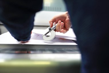 Baskı kağıdı. Yazıcı kağıdın ağırlığını ölçer.