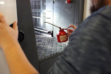 Baskı makinesinin onarımı ve bakımı.