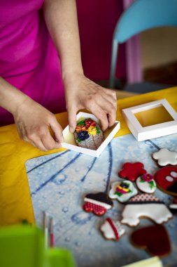 Buzlu, şeker kütlesi ile süslenmiş tatlı zencefilli çörekler.