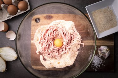 Yer domuzeti. Ev yapımı pirzola lar için kıyma.