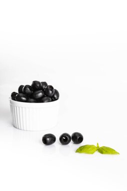 Beyaz arka planda siyah zeytin kompozisyonu.