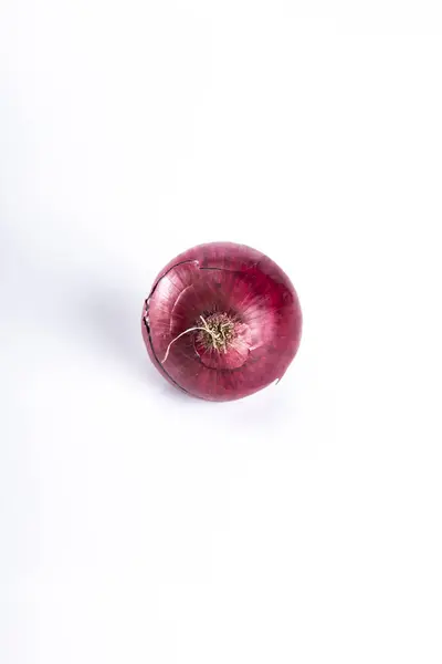 Червона цибуля на білому тлі. свіжі овочі — стокове фото
