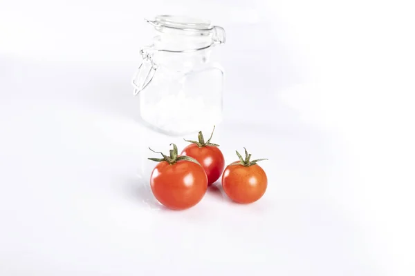 Tomates. Tomates rojos en una ramita sobre un fondo blanco — Foto de Stock