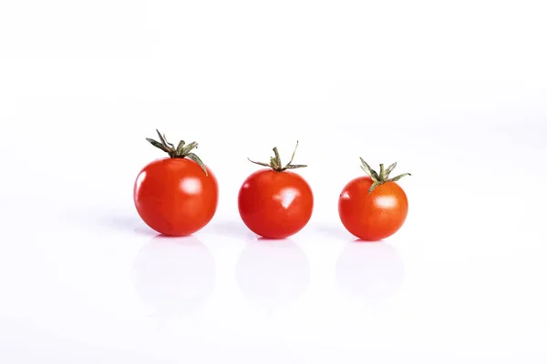 Tomates. Tomates rojos sobre fondo blanco — Foto de Stock