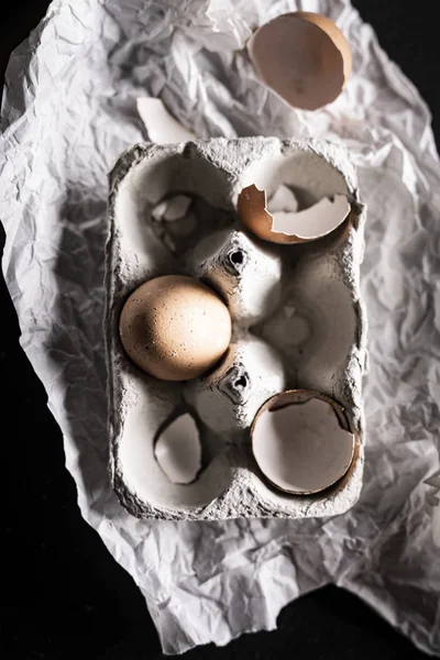 Huevos. Huevos de pollo en una encimera de madera de cocina . — Foto de Stock