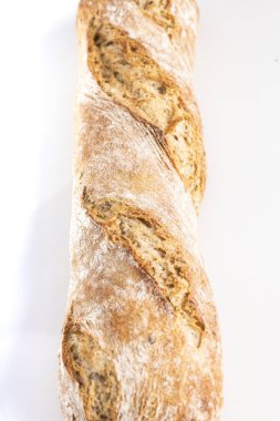 Baget. Beyaz arka planda ekmek. Geleneksel ekmek. 