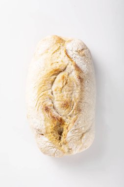 Geleneksel ekmek. Beyaz arka planda ekmek.