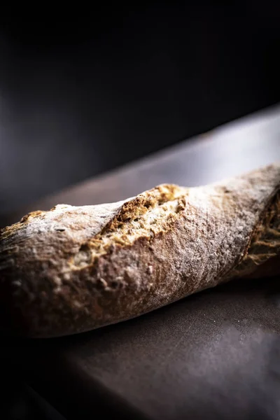 Baguette su sfondo scuro. Pane tradizionale . — Foto Stock