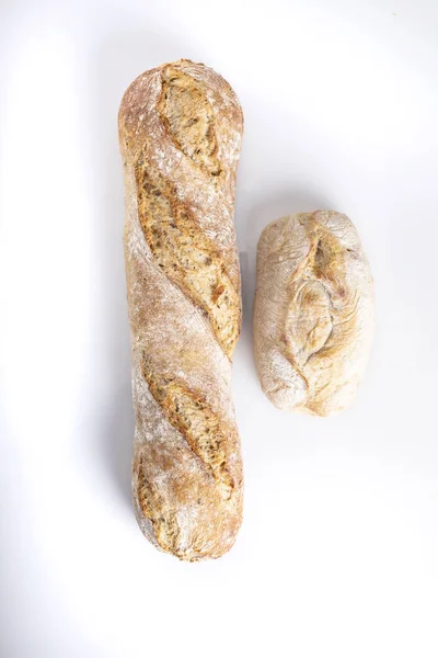 Baguette und Weizenbrötchen. Brot auf weißem Hintergrund. traditionelles Brot. — Stockfoto
