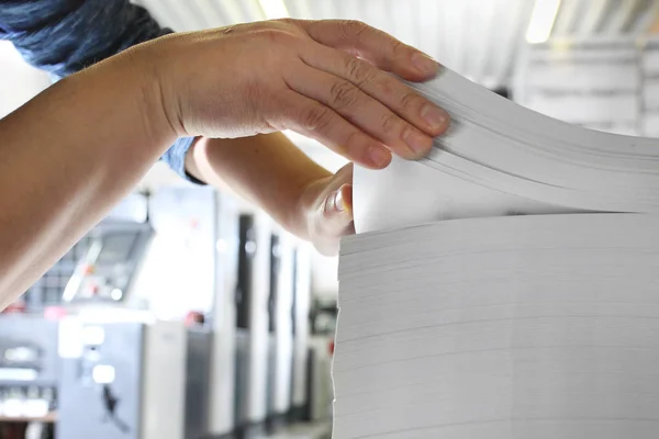 Imprenta. El empleado comprueba el peso de los papeles . — Foto de Stock