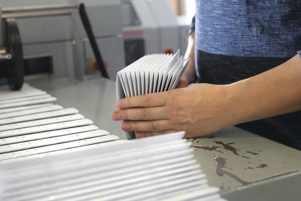 Druckerei. Verpackung von bedruckten Flugblättern. Werbemittel — Stockfoto