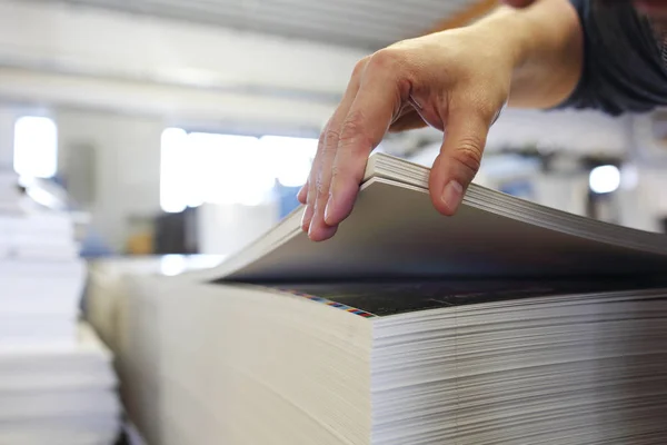 Casa de impressão. O empregado verifica o peso dos papéis . — Fotografia de Stock