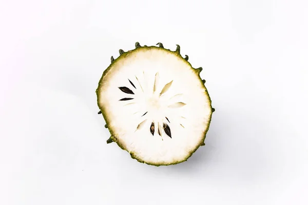 Soursop, un frutto esotico. Frutta dolce tropicale verde — Foto Stock