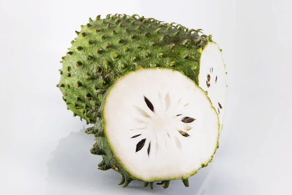 Guanabana, eine exotische Frucht. süße tropische grüne Früchte — Stockfoto