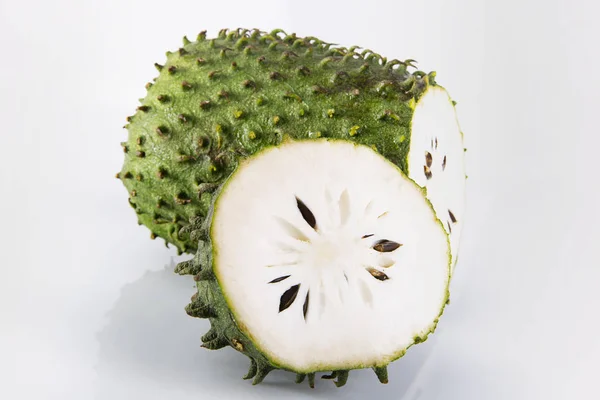 GuanaBANA, egzotik bir meyve. Tatlı tropikal yeşil meyve