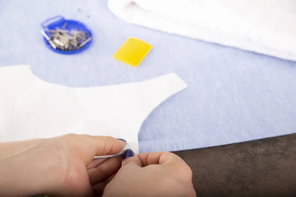 Sewing template, Cutting the fabric according to the pattern from the template. — Stock Photo, Image