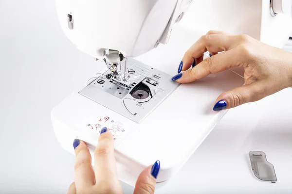 Dikiş. Kadın makine üzerinde sews — Stok fotoğraf