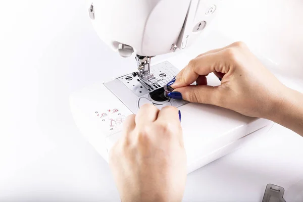 Dikiş. Kadın makine üzerinde sews — Stok fotoğraf