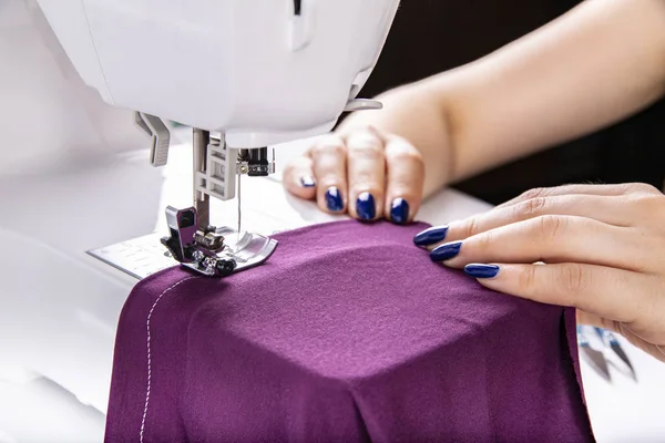 Sewing. The woman sews on the machine — Stock Photo, Image