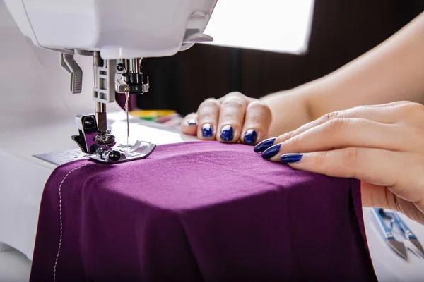 Costura na máquina. A mulher é costurada . — Fotografia de Stock