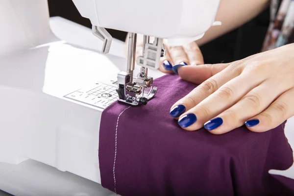 Naaien. De vrouw naait op de machine — Stockfoto