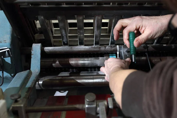 Servizio macchina, manutenzione della macchina da stampa — Foto Stock