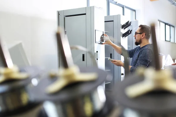 La stampante supporta il pannello di controllo, supervisiona il processo di stampa — Foto Stock