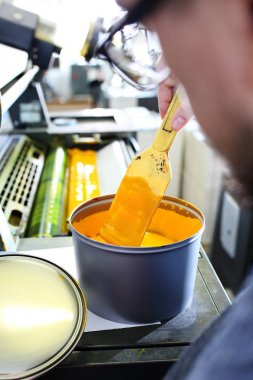 Baskı. Baskı makinesi. Yazıcı Mürekkep mürekkepleri uygular. Yazdırma işlemi.